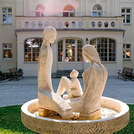 Szálloda Kasztanowy Palac Tarnowo Podgórne